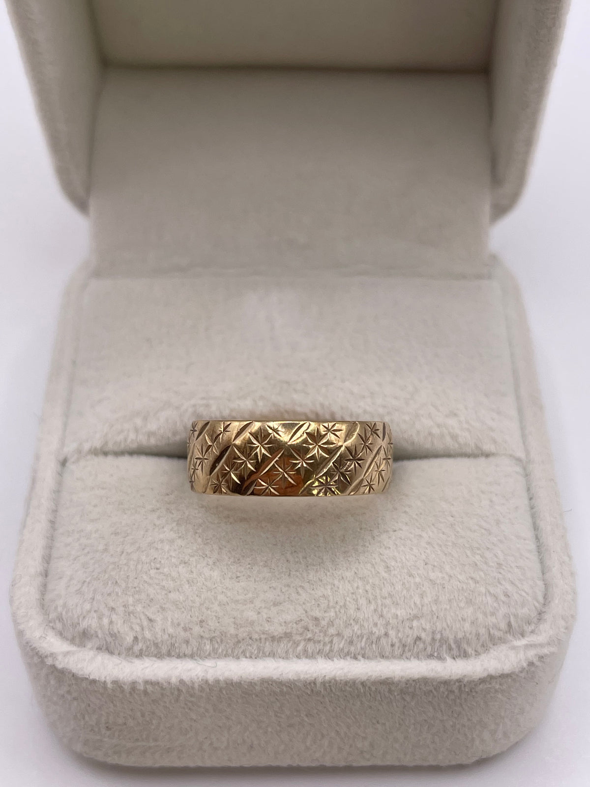 9ct gold patterned band