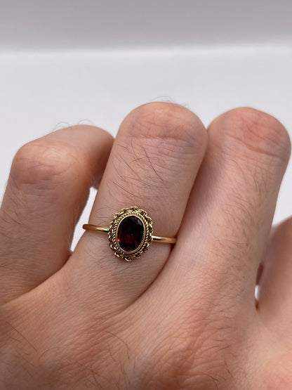 9ct gold garnet ring