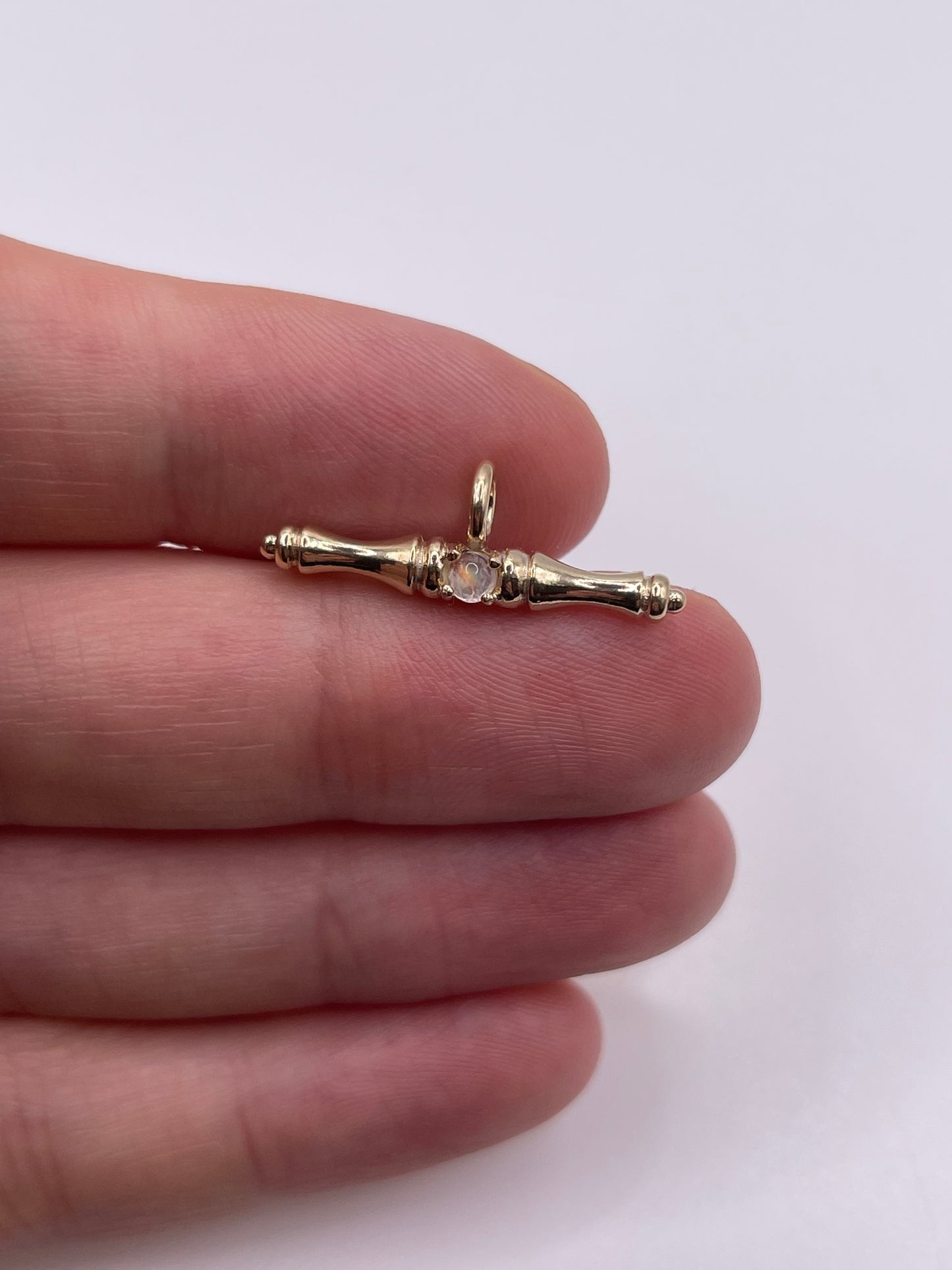 9ct gold moonstone t bar pendant