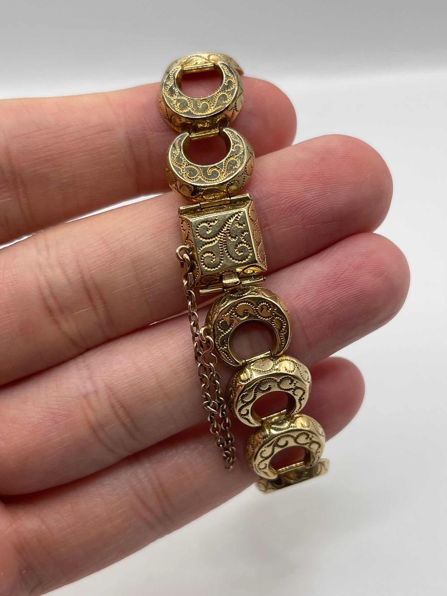 Antique 9ct gold cameo bracelet