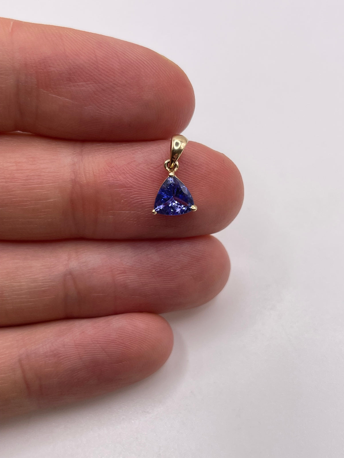 9ct gold tanzanite pendant
