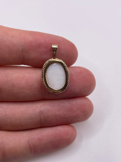 9ct gold opal pendant