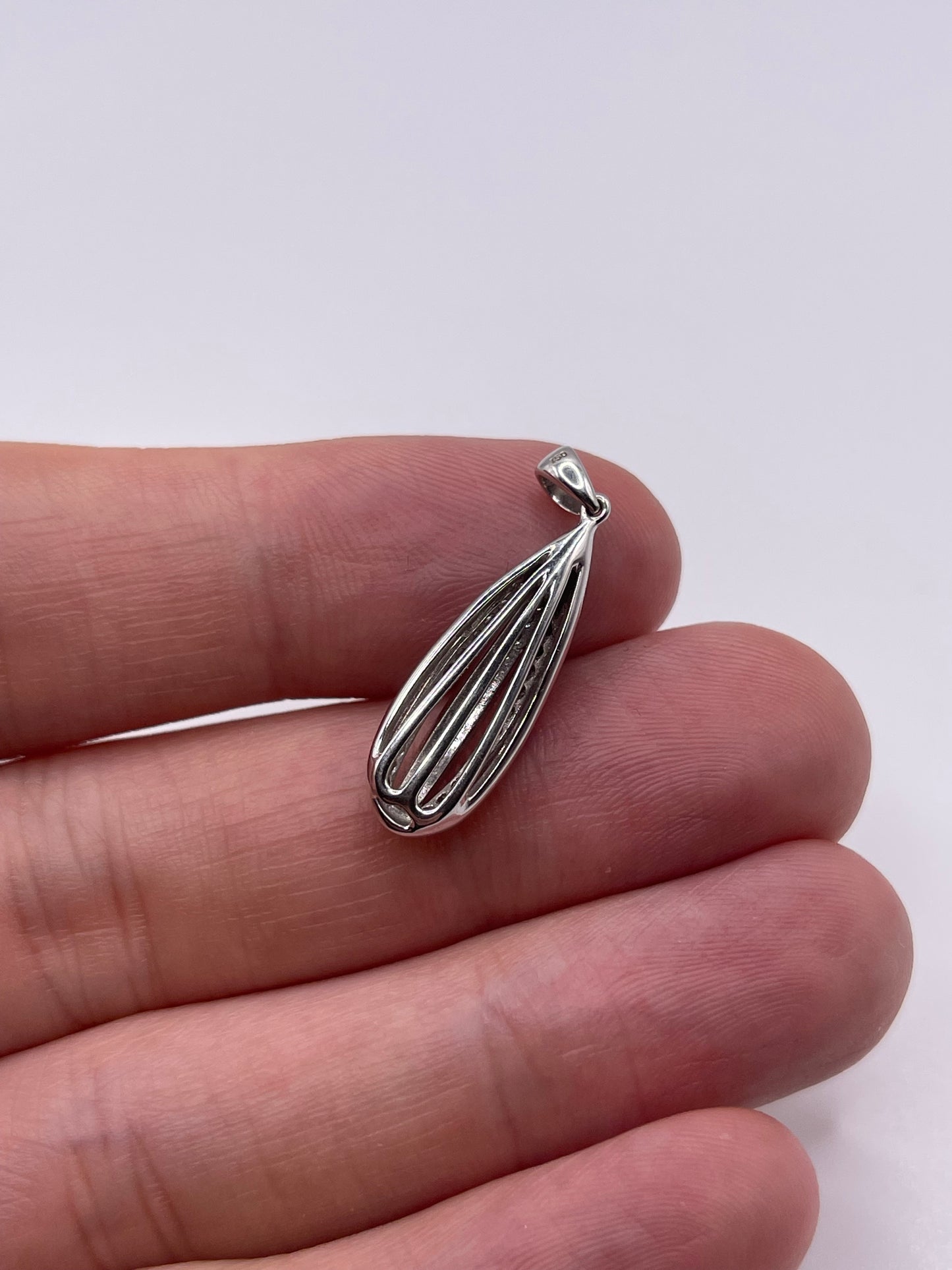 18ct white gold diamond pendant