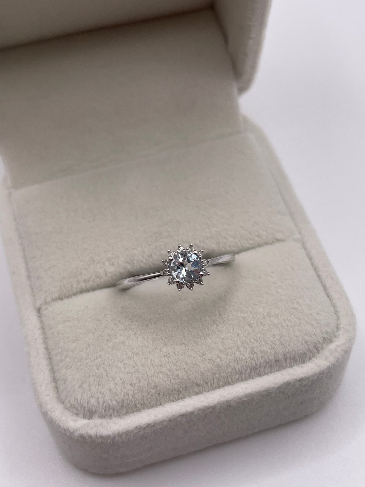 9ct gold aquamarine and diamond ring