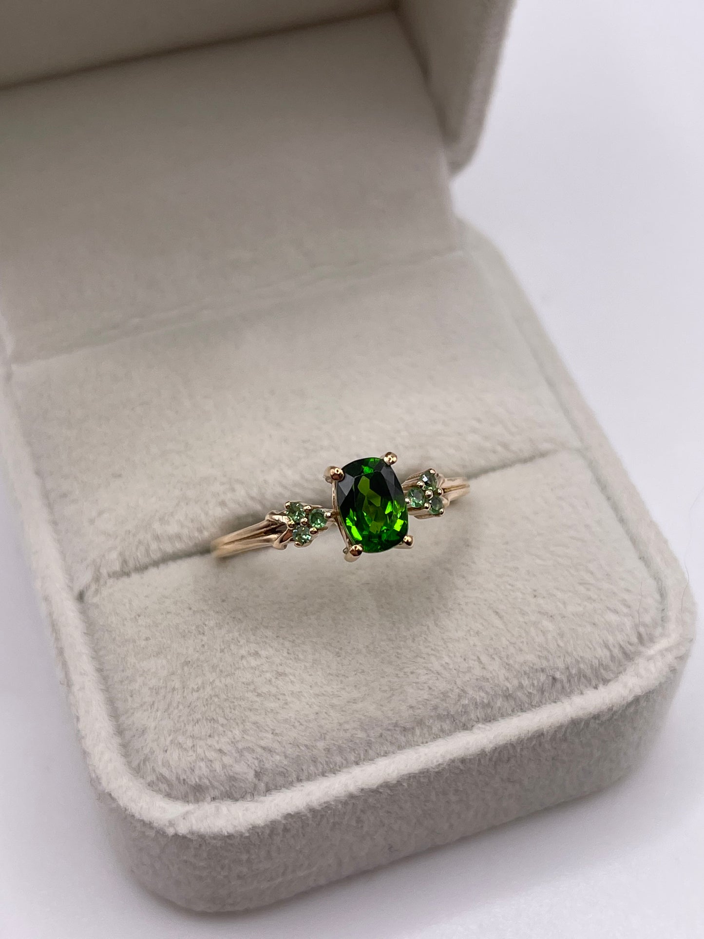 9ct gold diopside and garnet ring