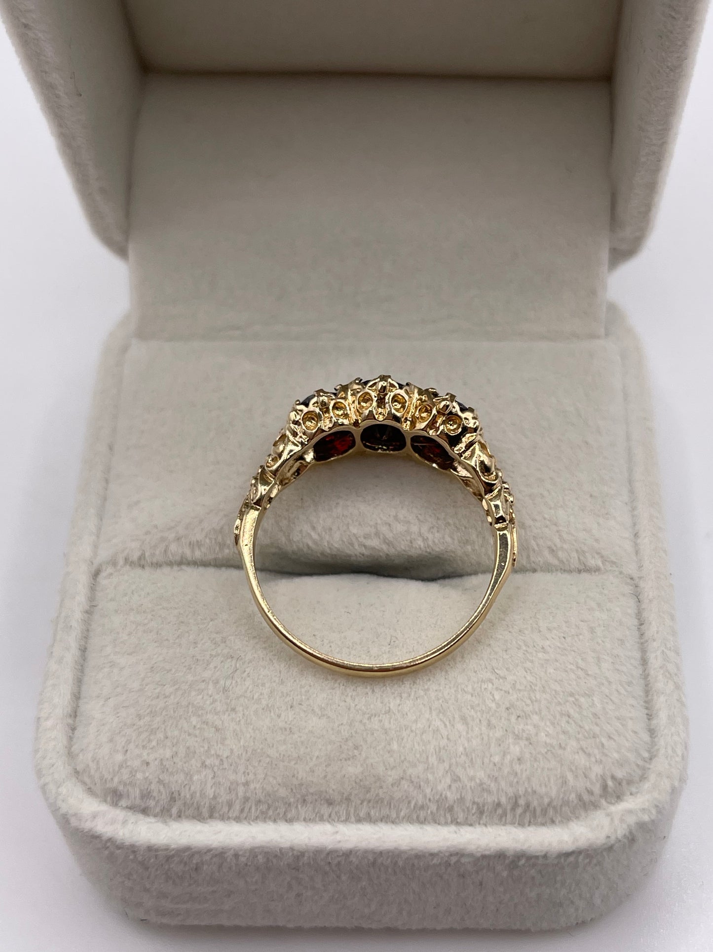 9ct gold garnet ring