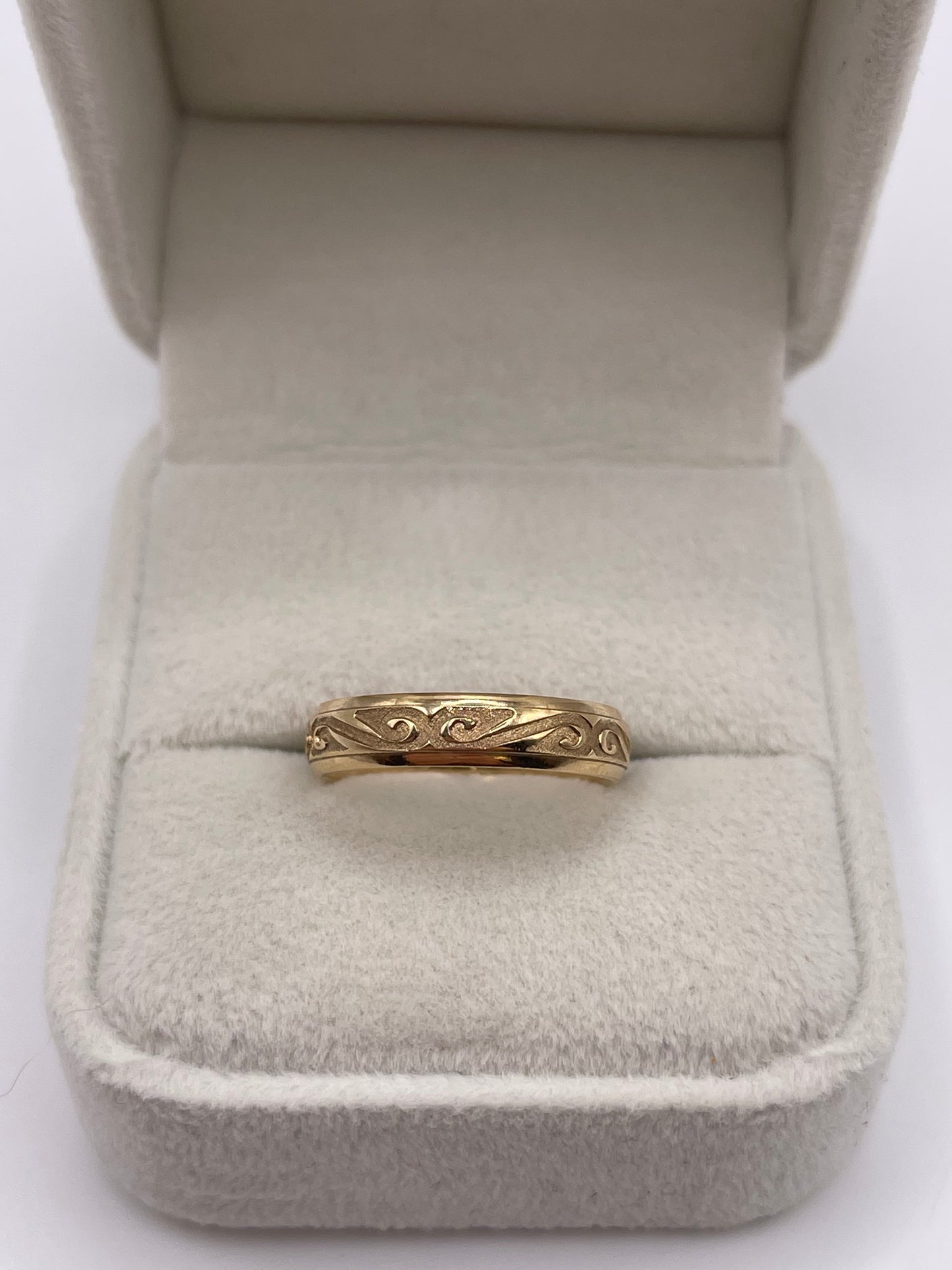 9ct gold patterned band