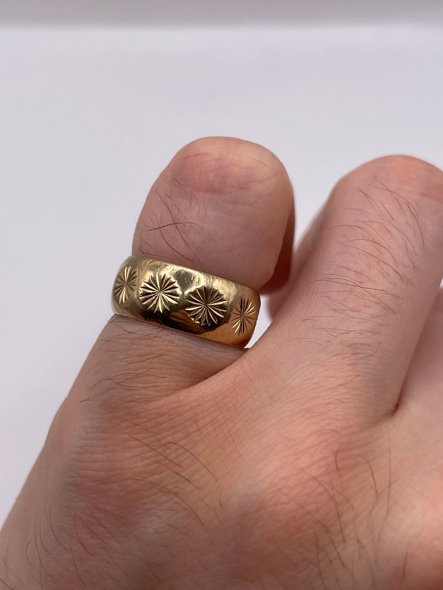 9ct gold patterned band
