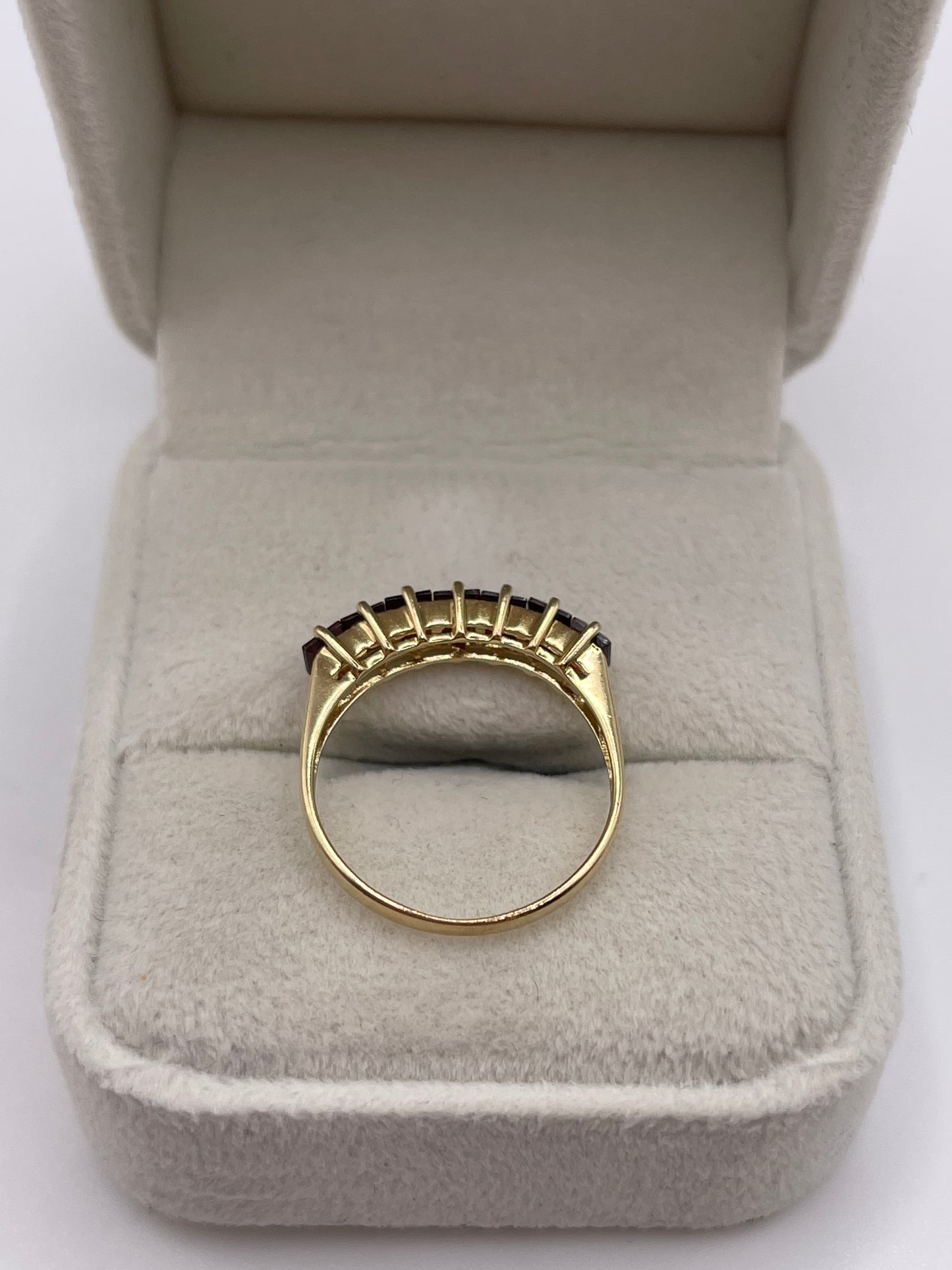 9ct gold garnet ring