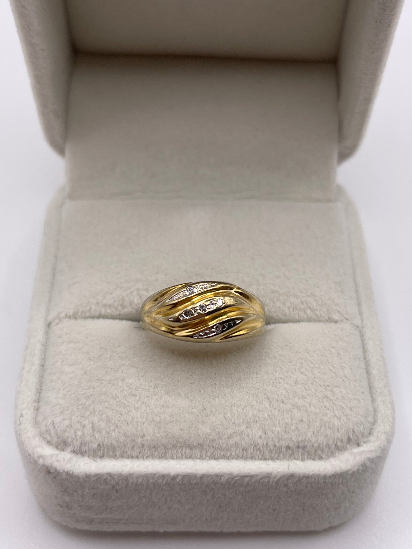 8ct gold diamond ring