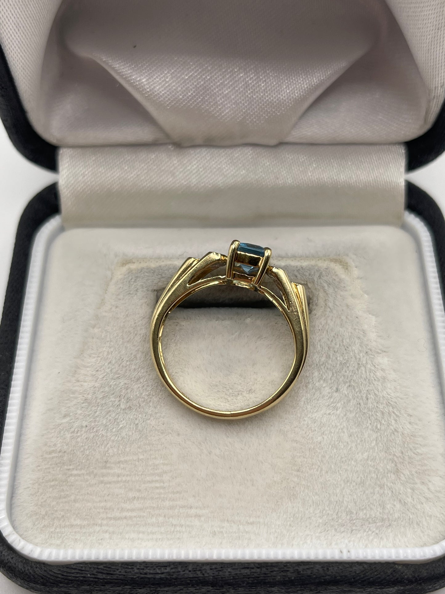 9ct gold blue topaz and diamond ring