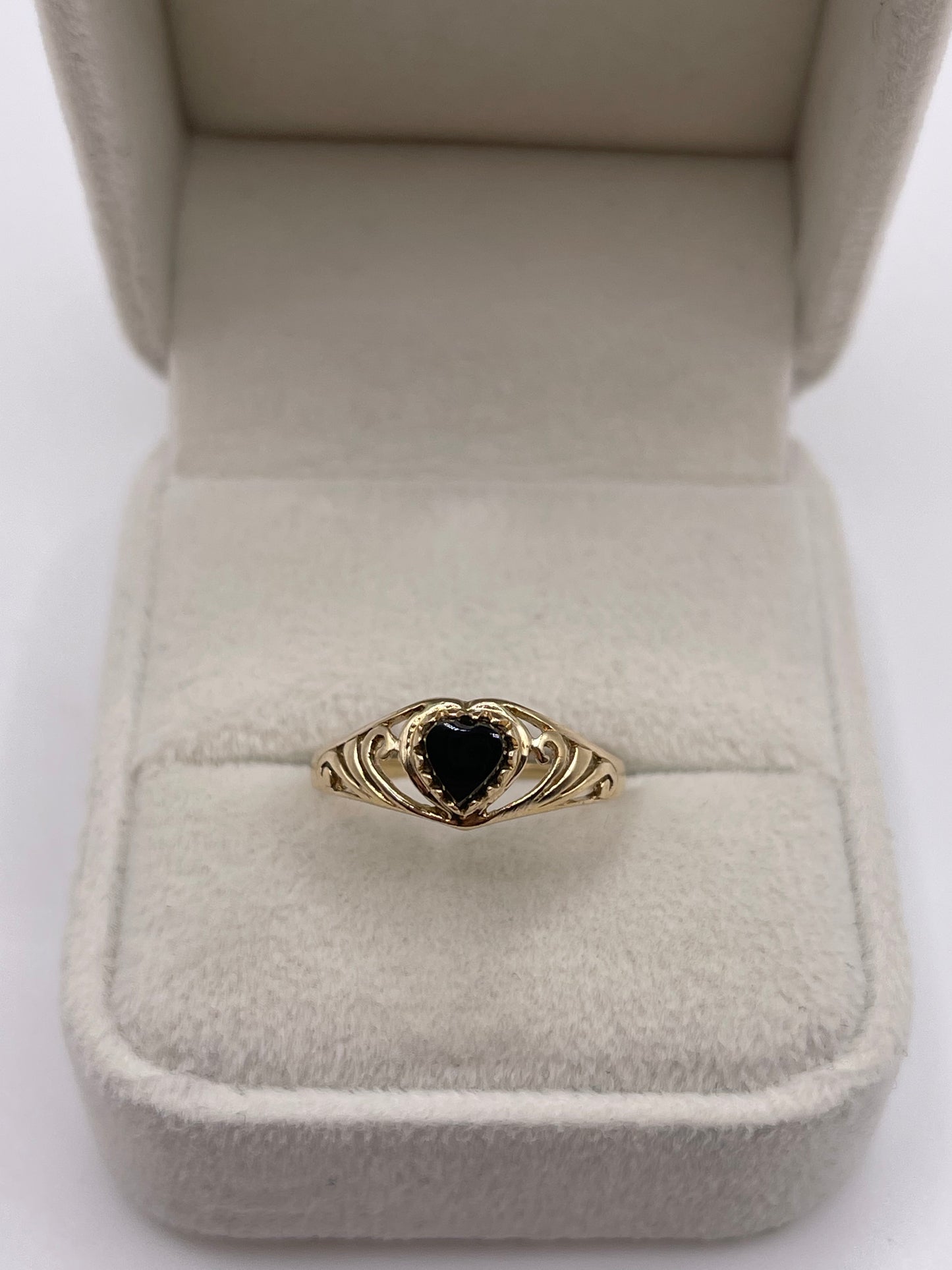 9ct gold onyx heart ring
