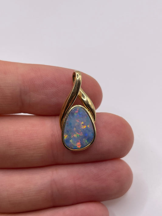 14ct gold opal doublet pendant