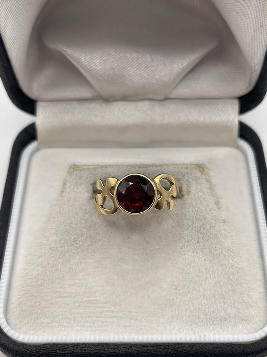 9ct gold garnet ring