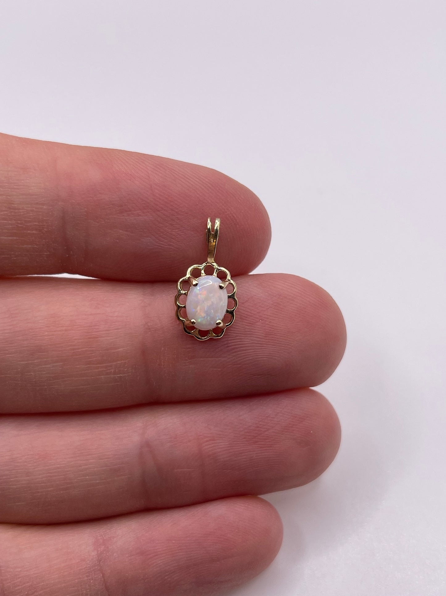 9ct gold opal pendant