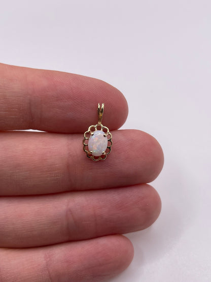 9ct gold opal pendant
