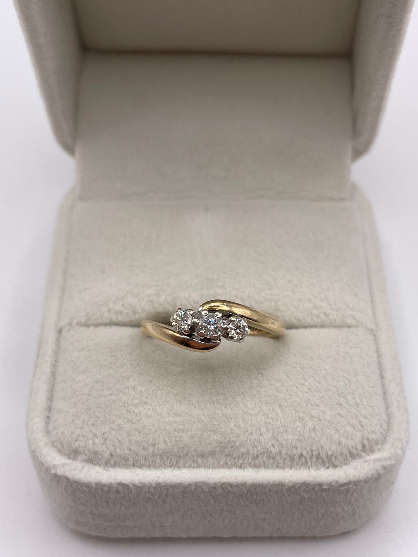9ct gold diamond ring