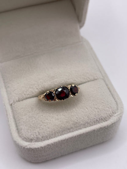 9ct gold garnet ring