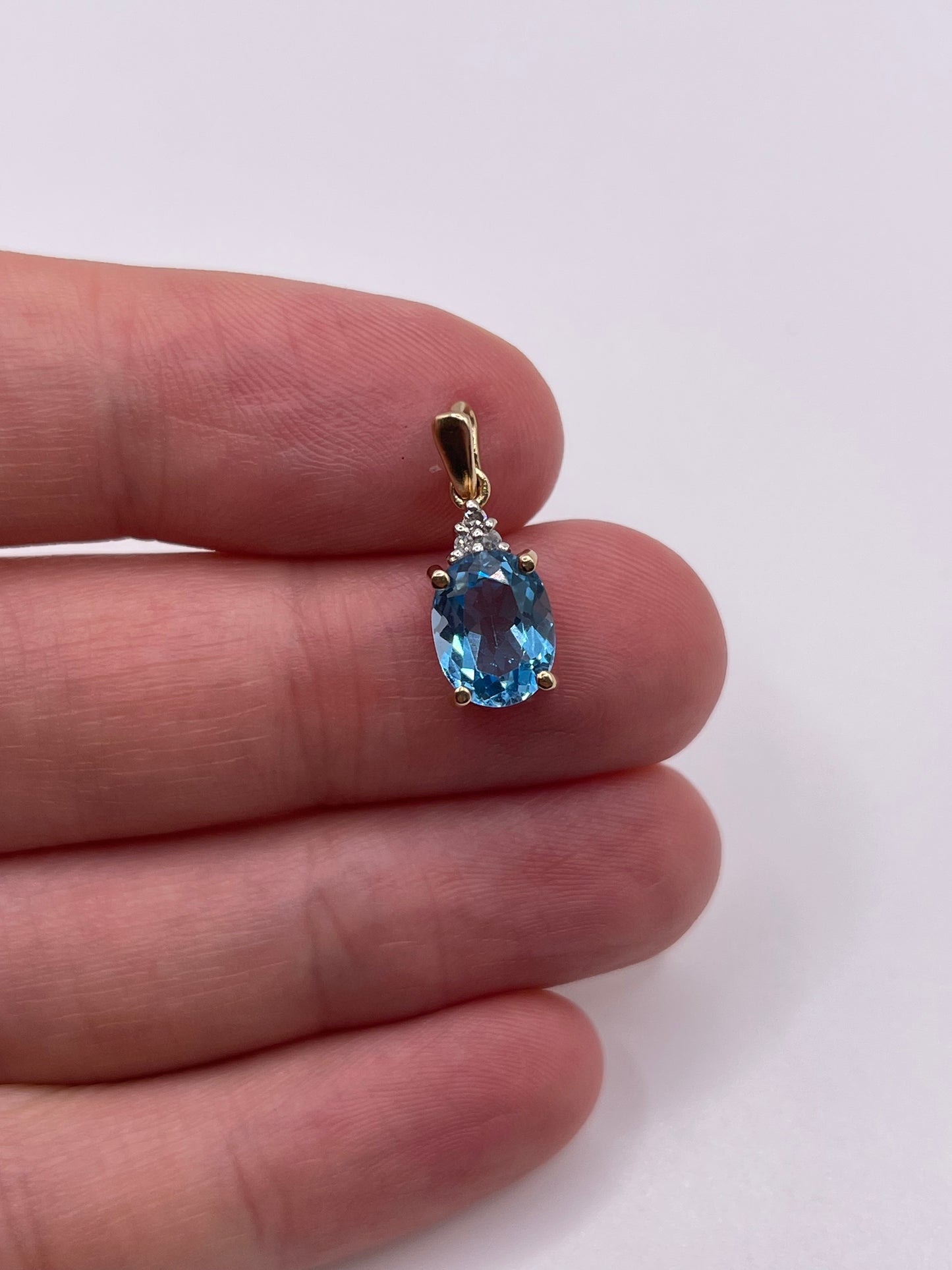 9ct gold topaz and diamond pendant