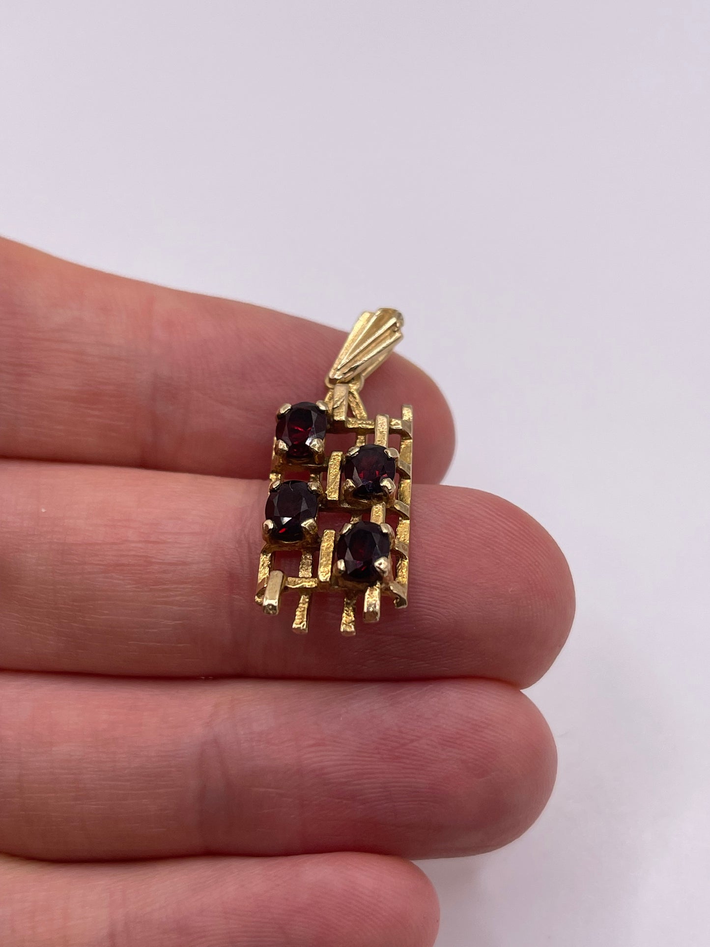 9ct gold garnet pendant