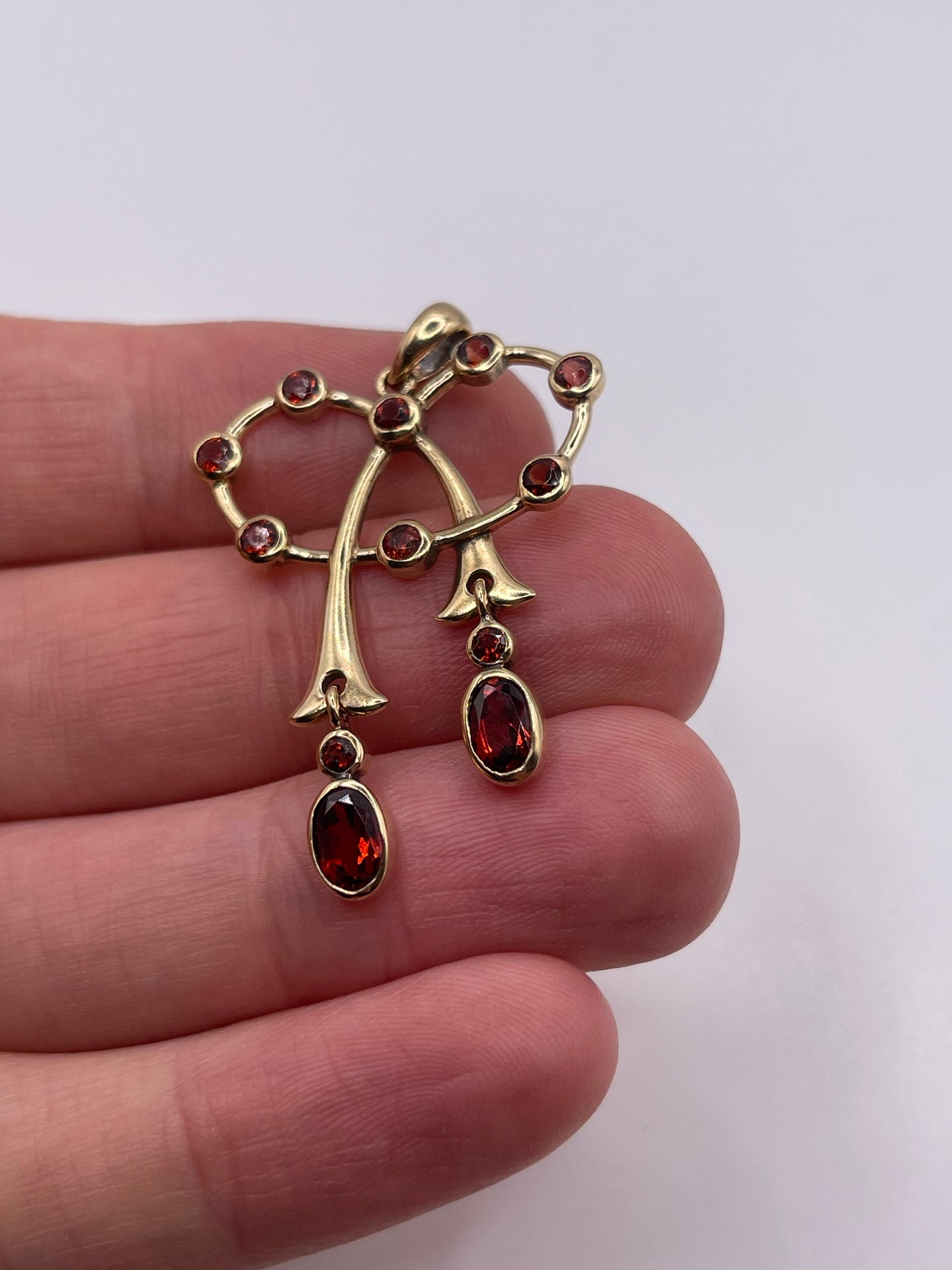 9ct gold garnet pendant