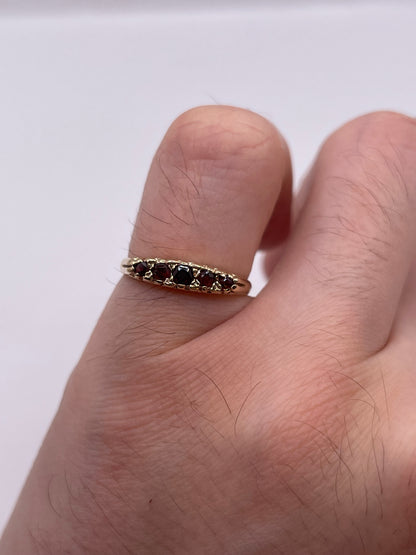 9ct gold garnet ring