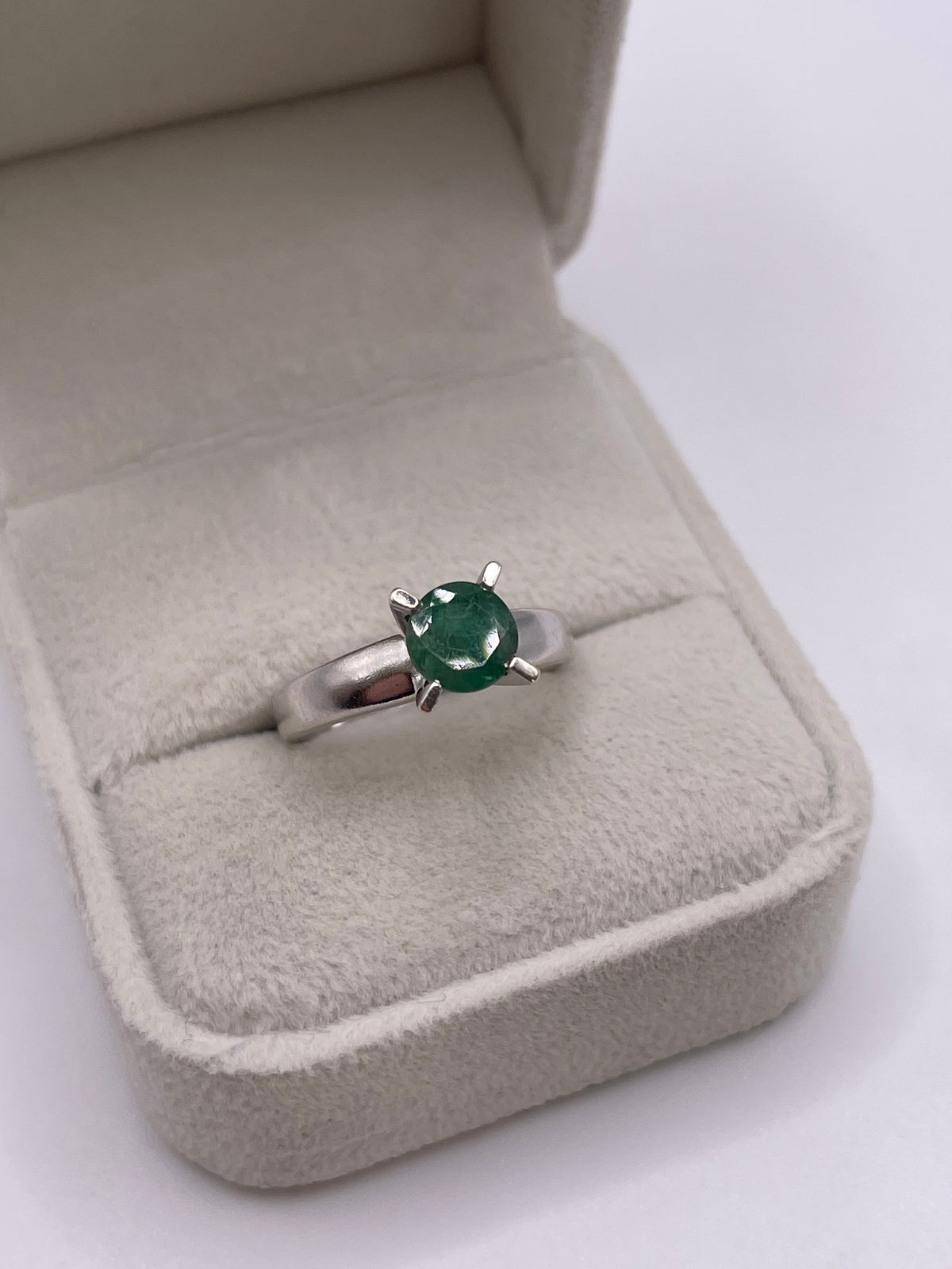9ct white gold emerald ring
