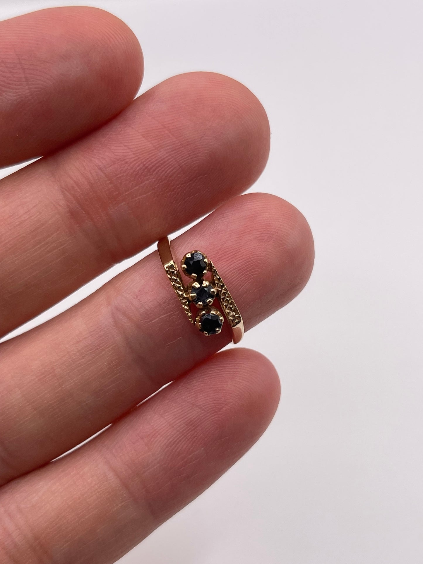 9ct gold sapphire ring