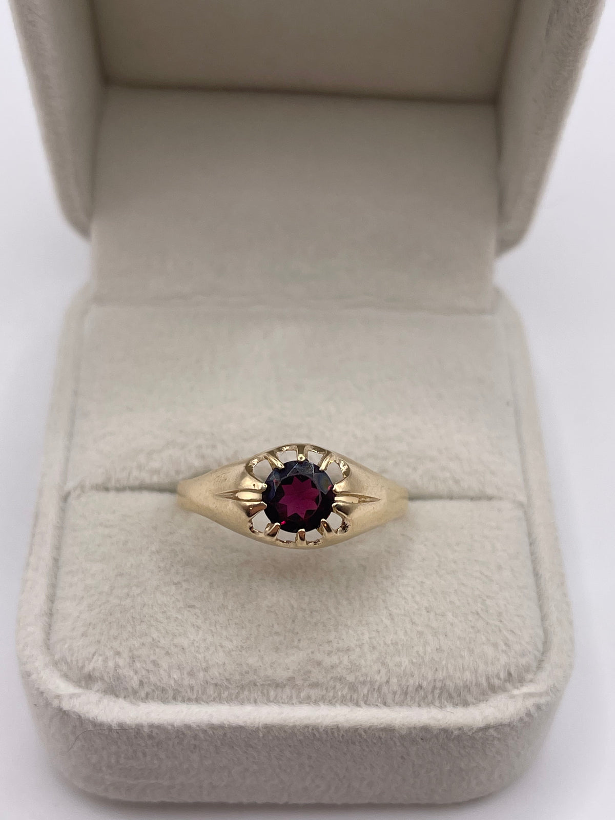 9ct gold garnet ring