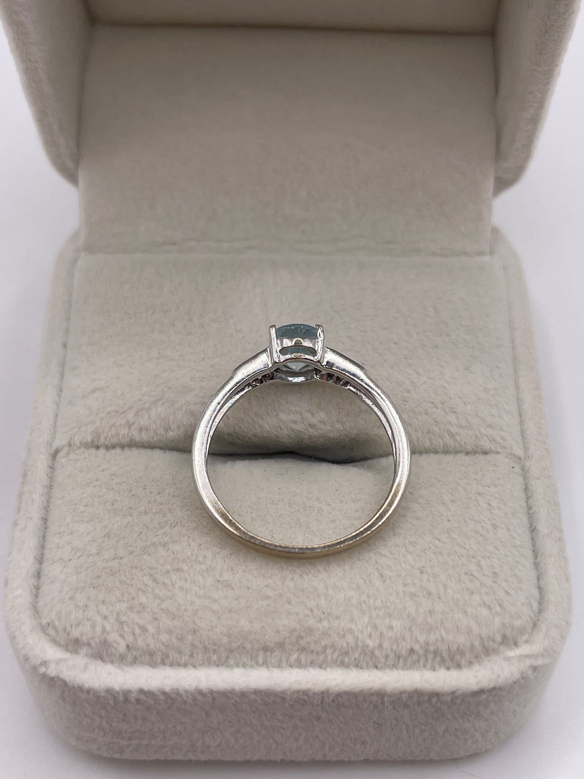 9ct white gold aquamarine and diamond ring
