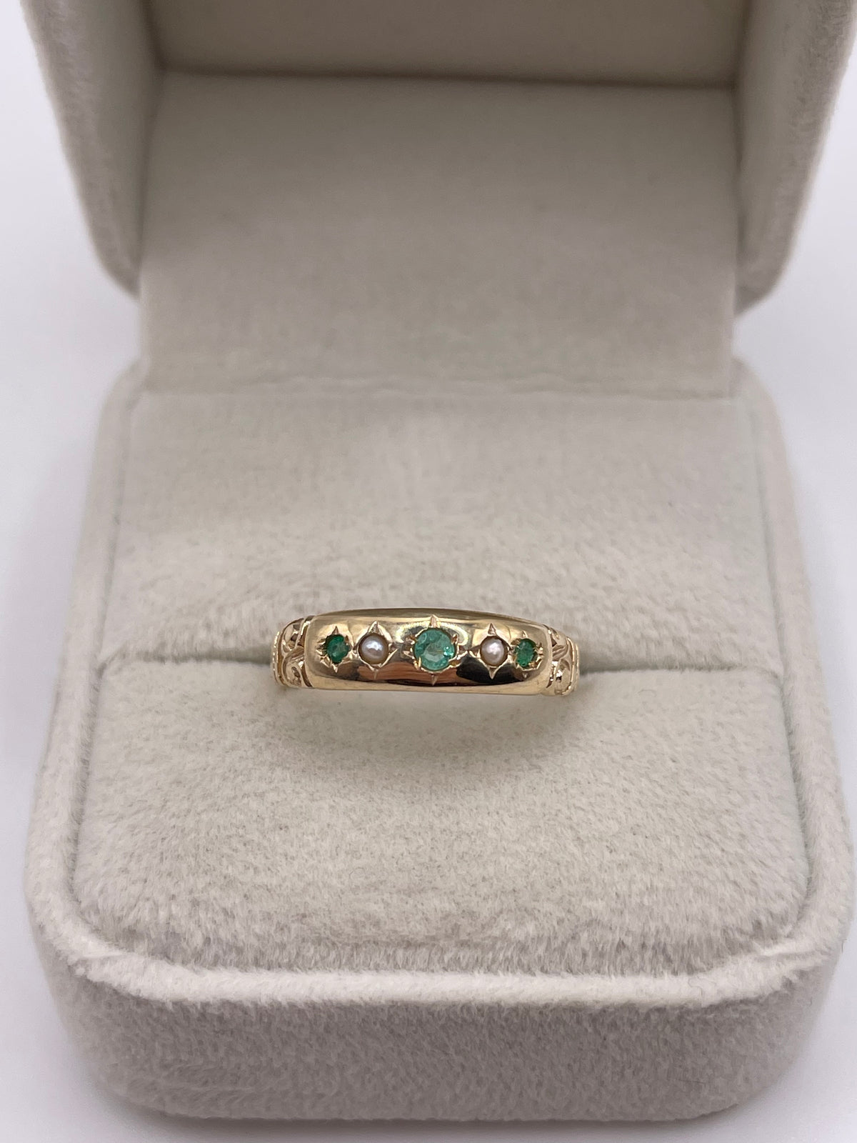 9ct gold emerald and pearl gypsy ring