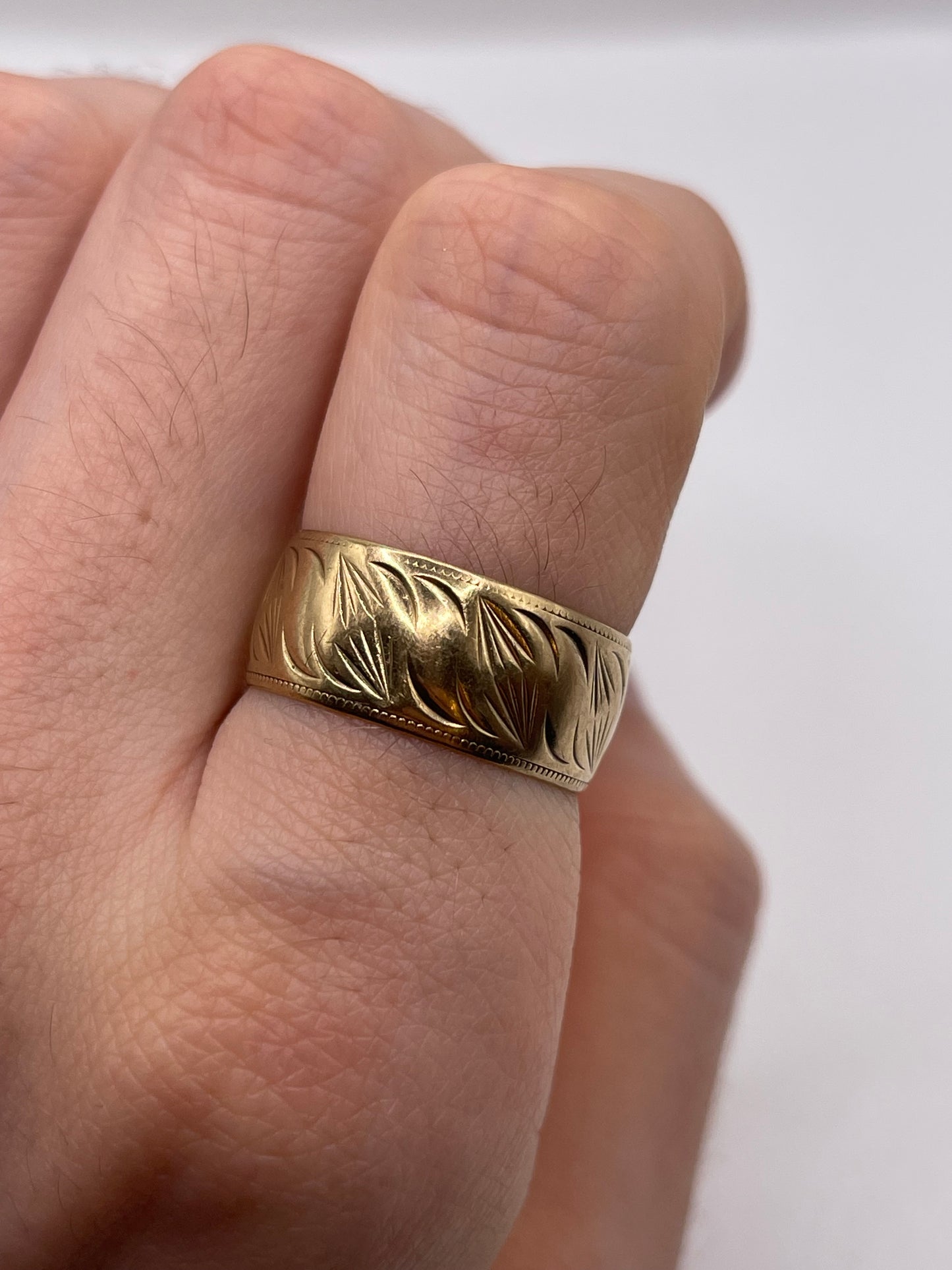 9ct gold patterned band