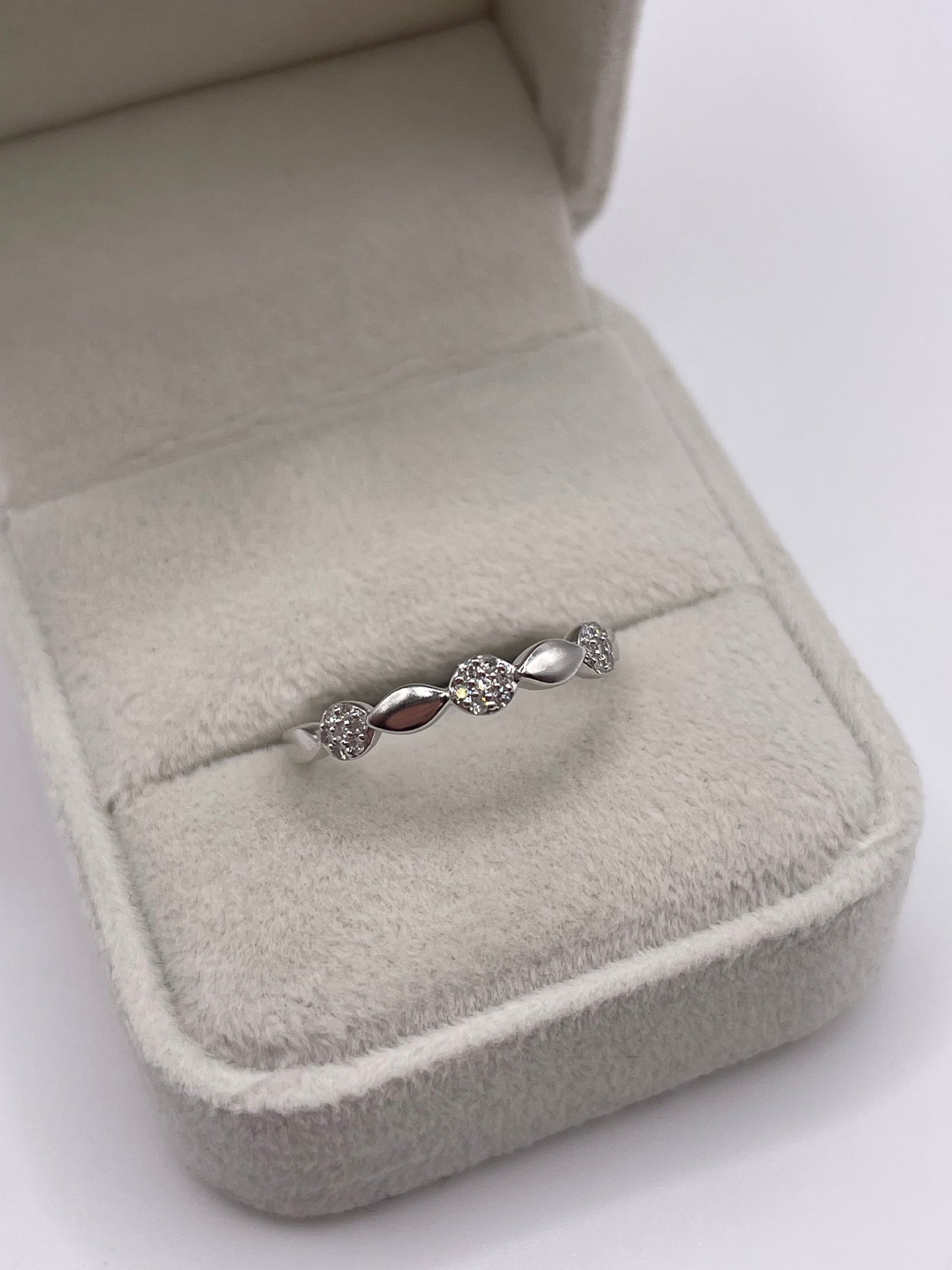 9ct white gold diamond cluster ring