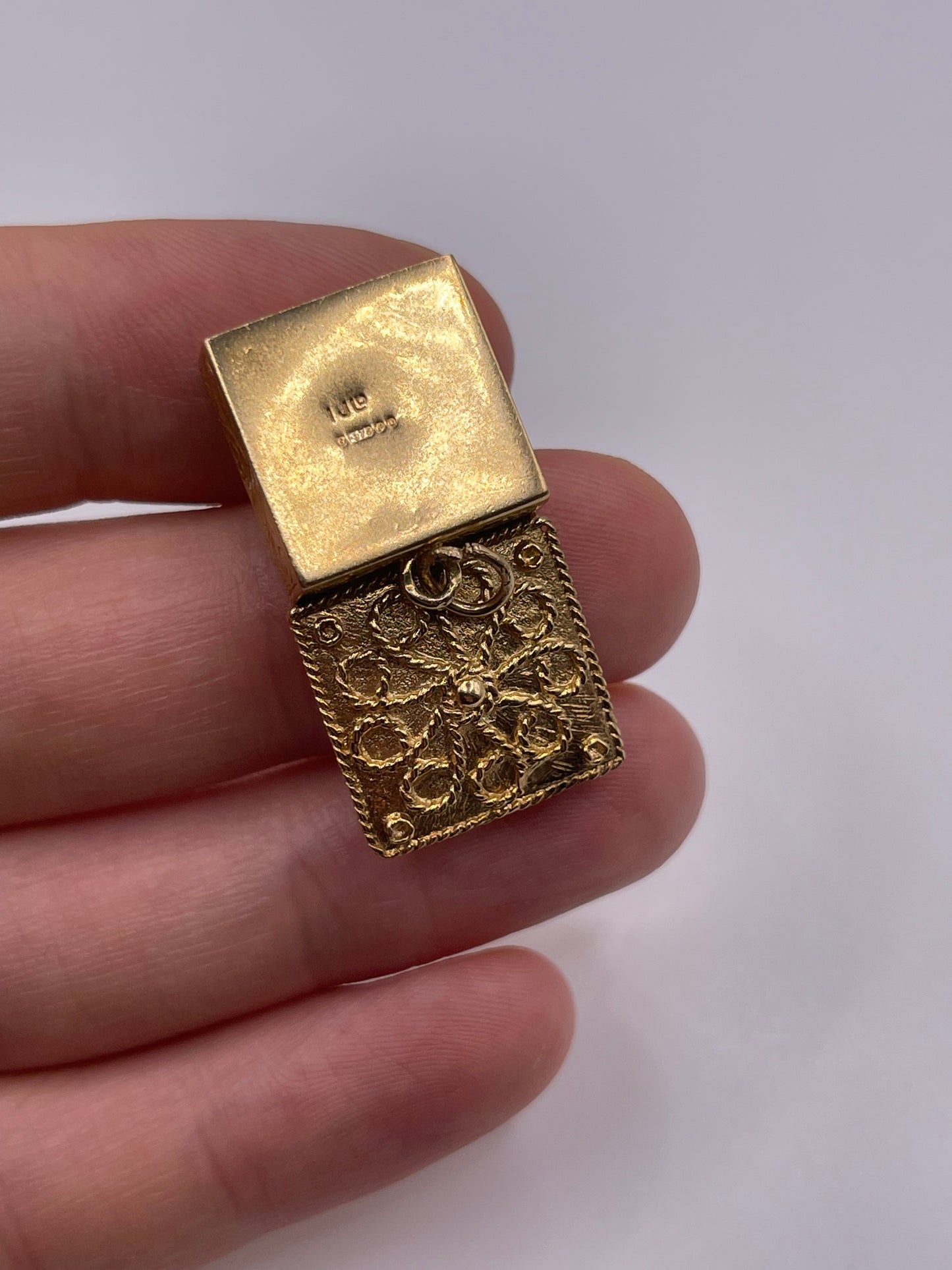 9ct gold pill box charm