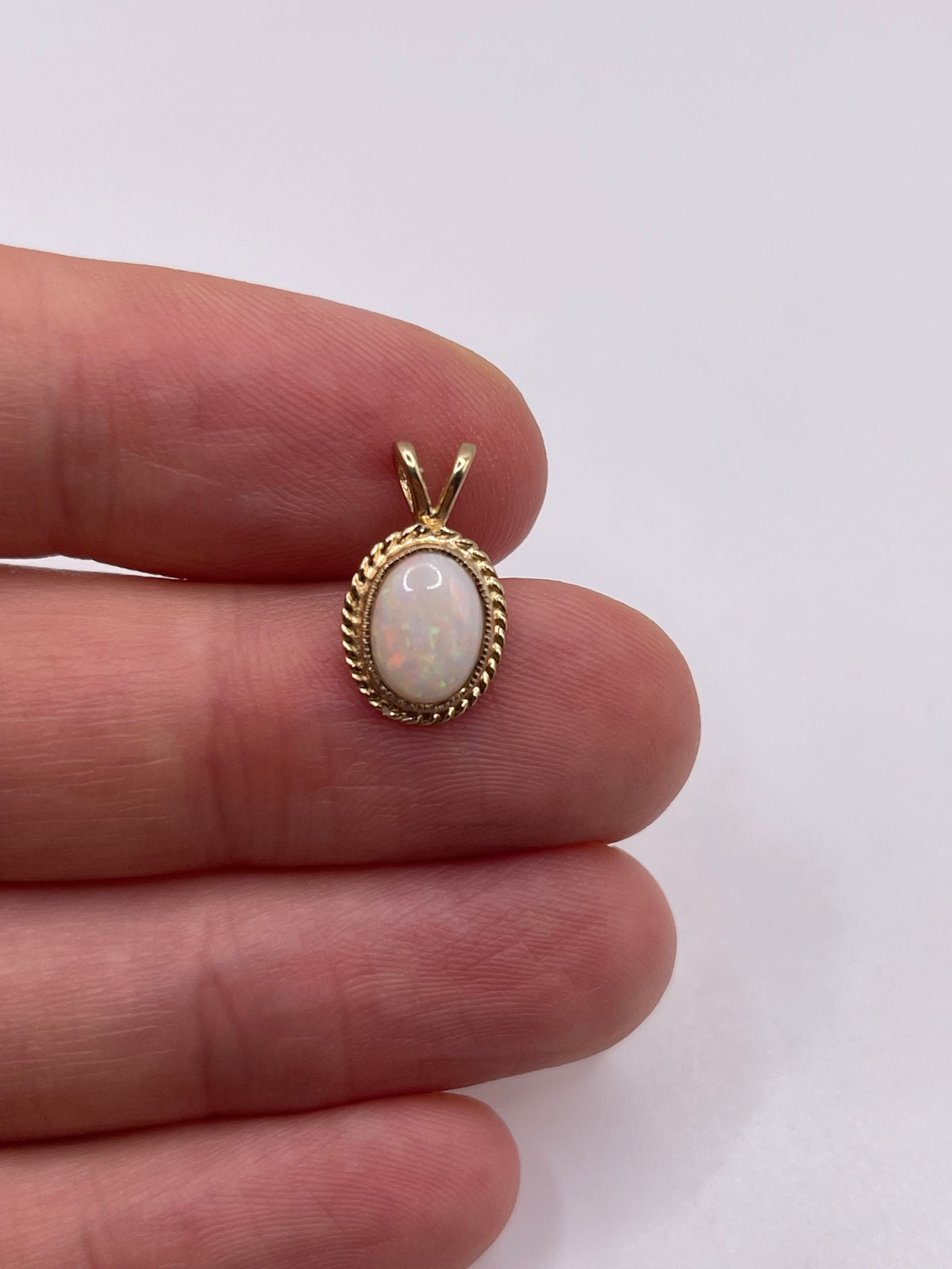 9ct gold opal pendant