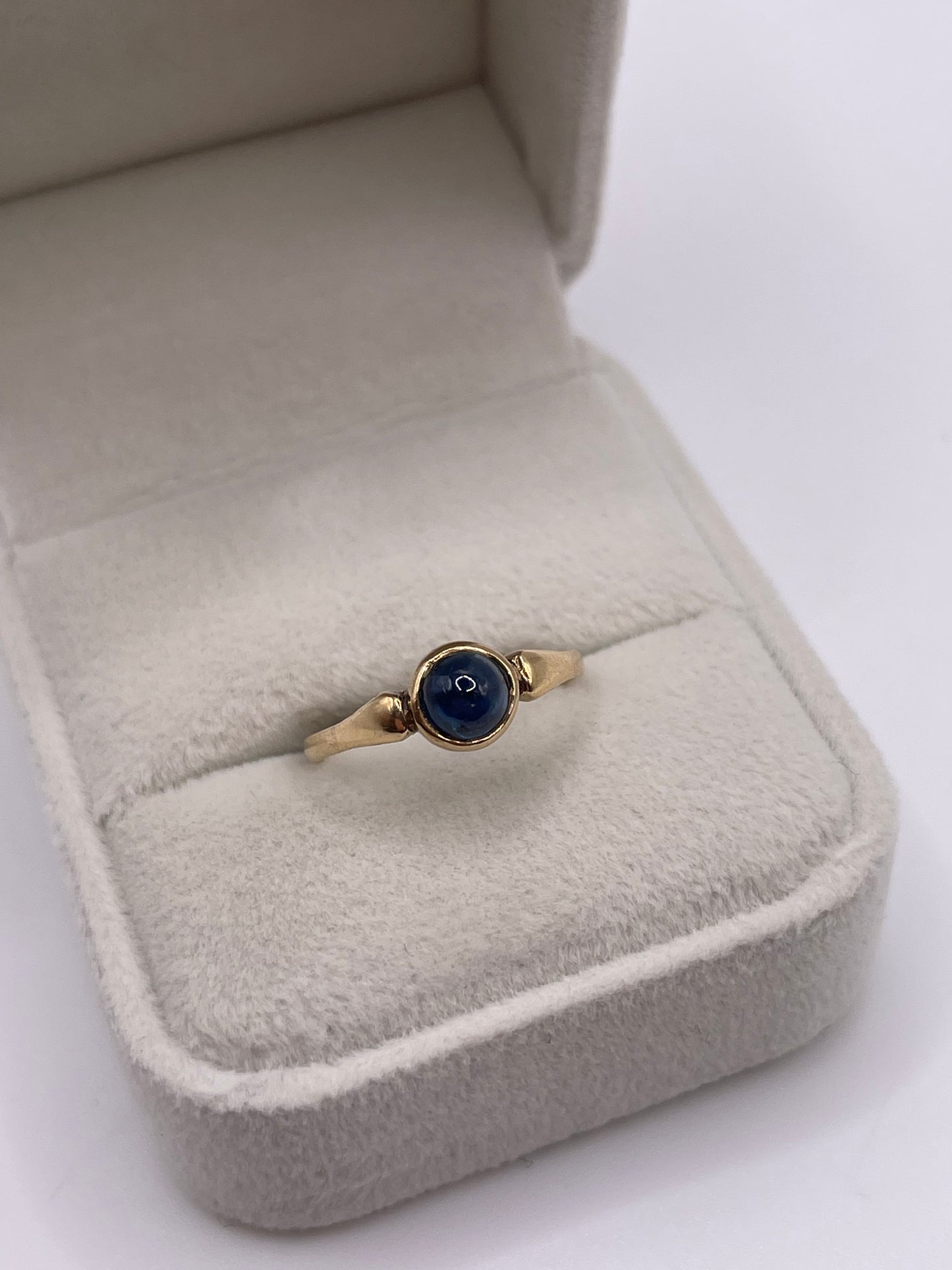 9ct gold cabochon sapphire ring