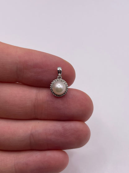 9ct white gold pearl and diamond pendant
