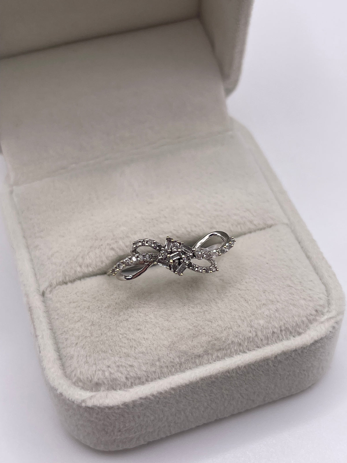 9ct white gold diamond cluster ring