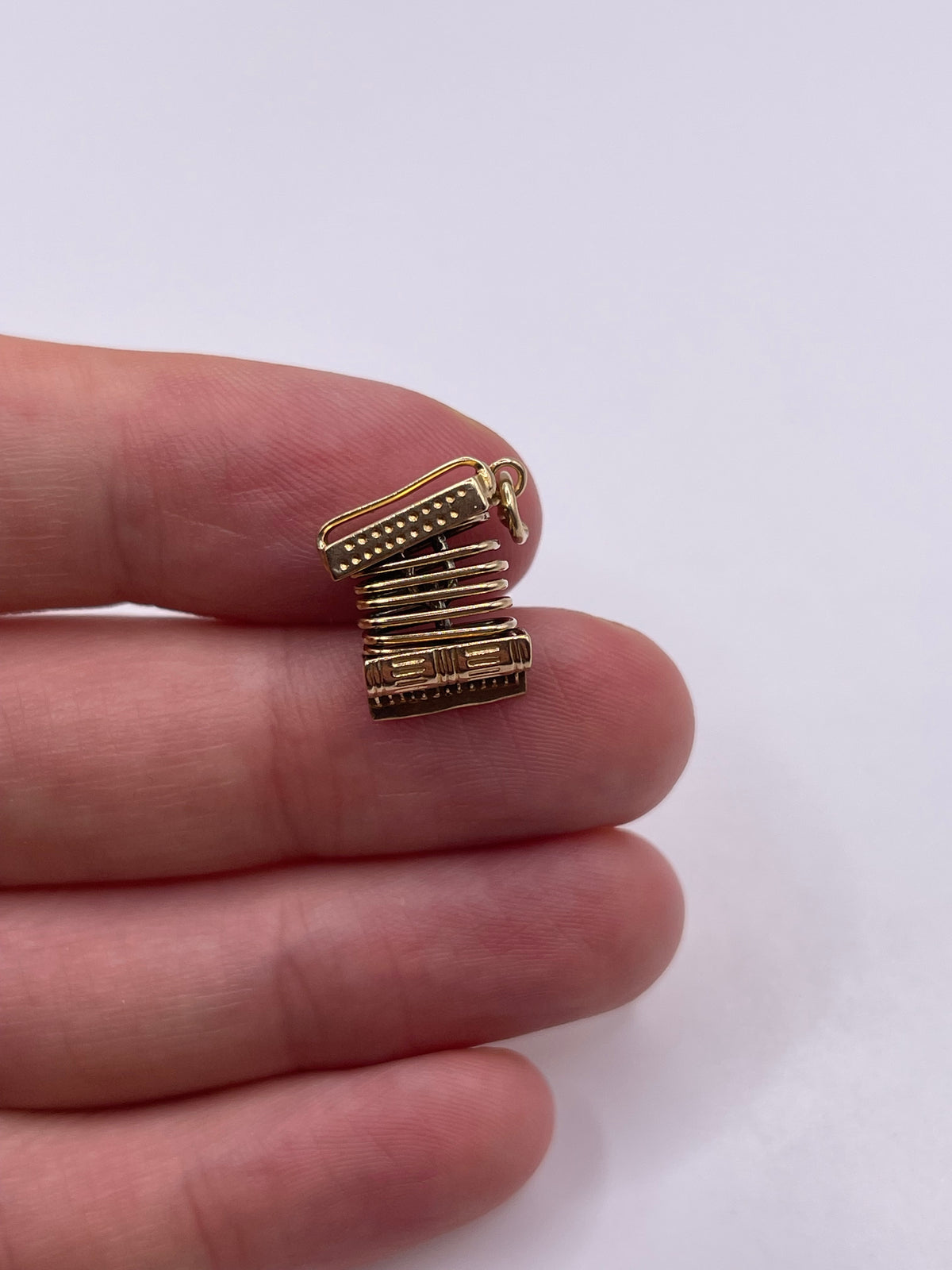 9ct gold accordion charm