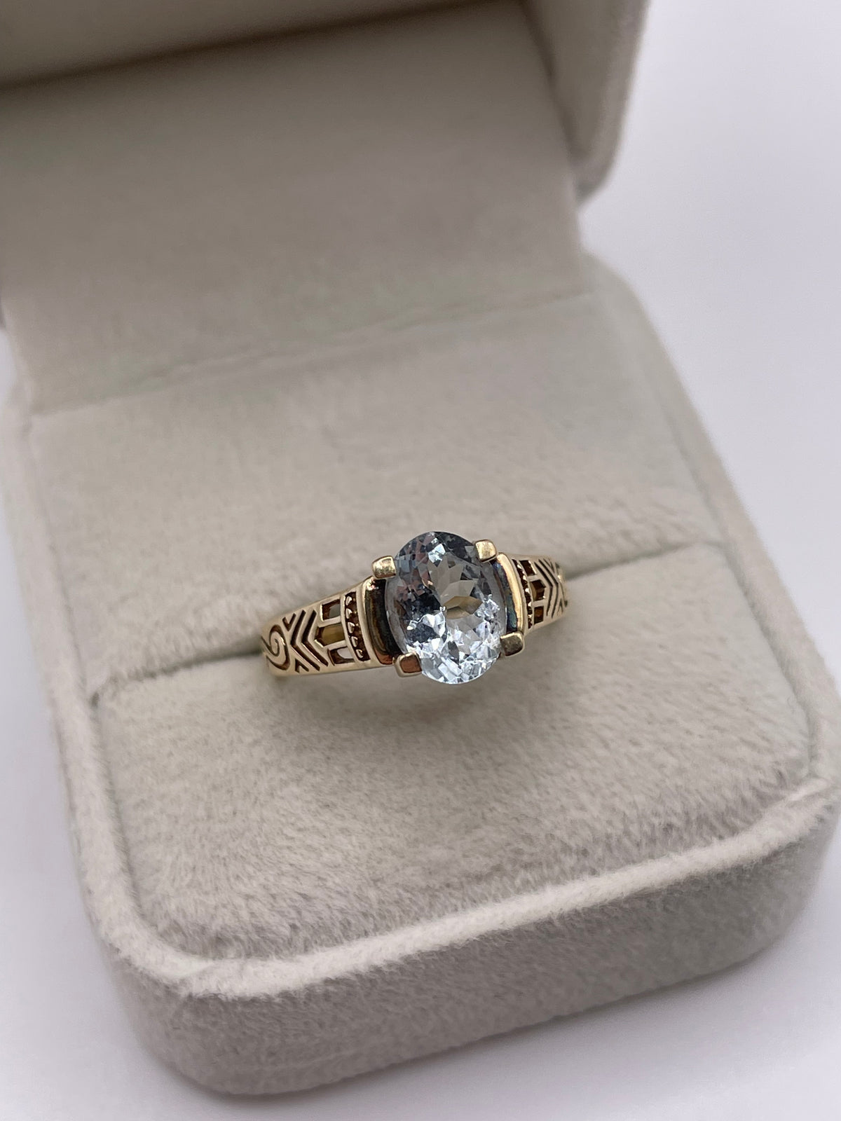 9ct gold aquamarine ring