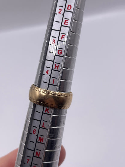 9ct gold patterned band