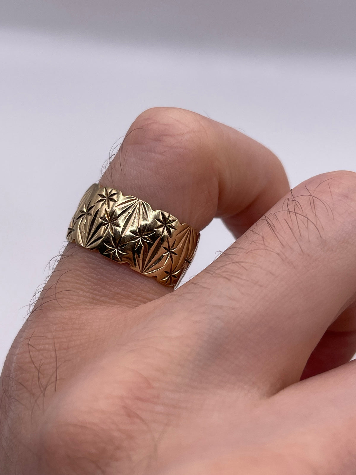 9ct gold patterned band