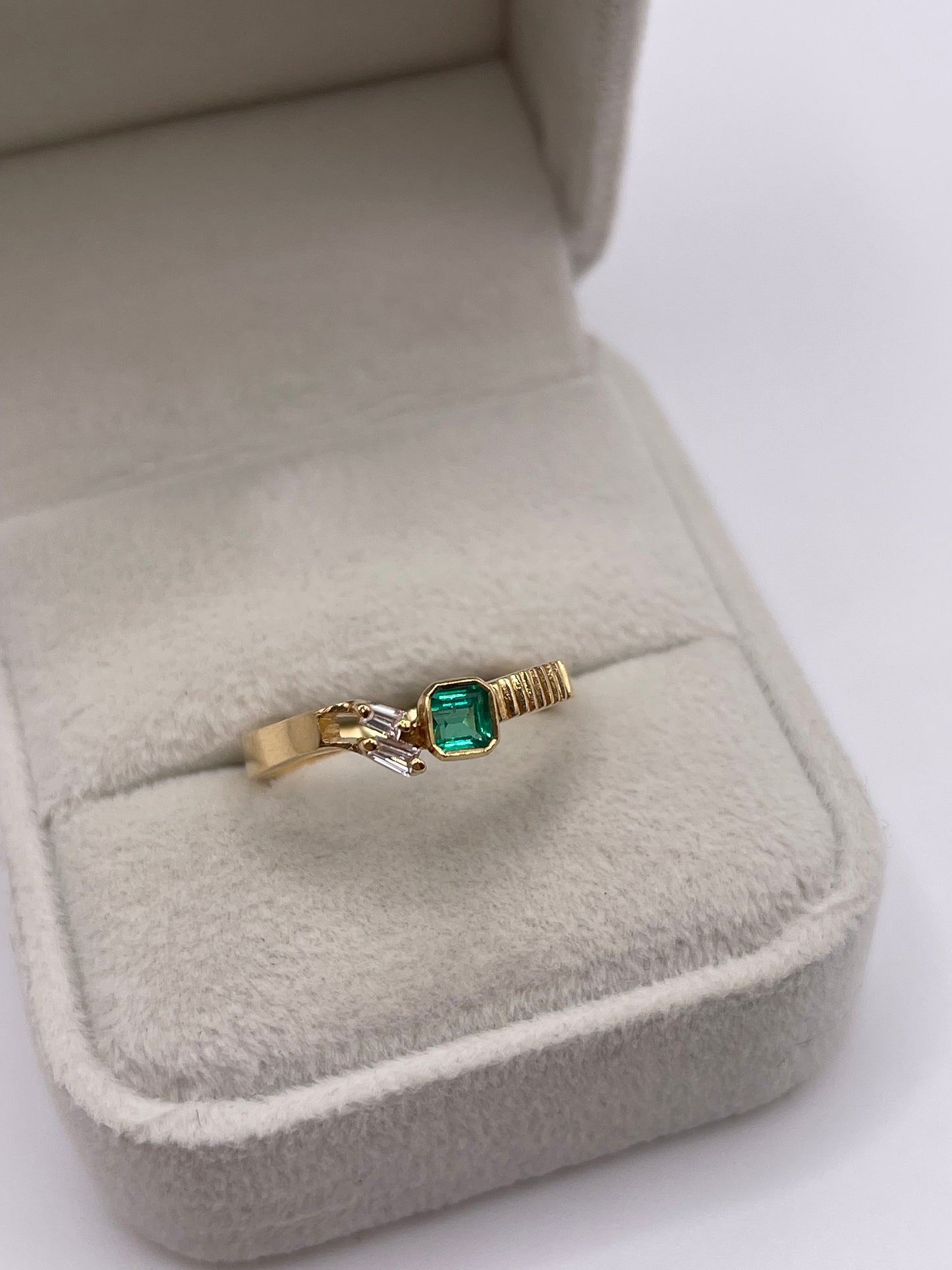 18ct gold emerald and diamond ring
