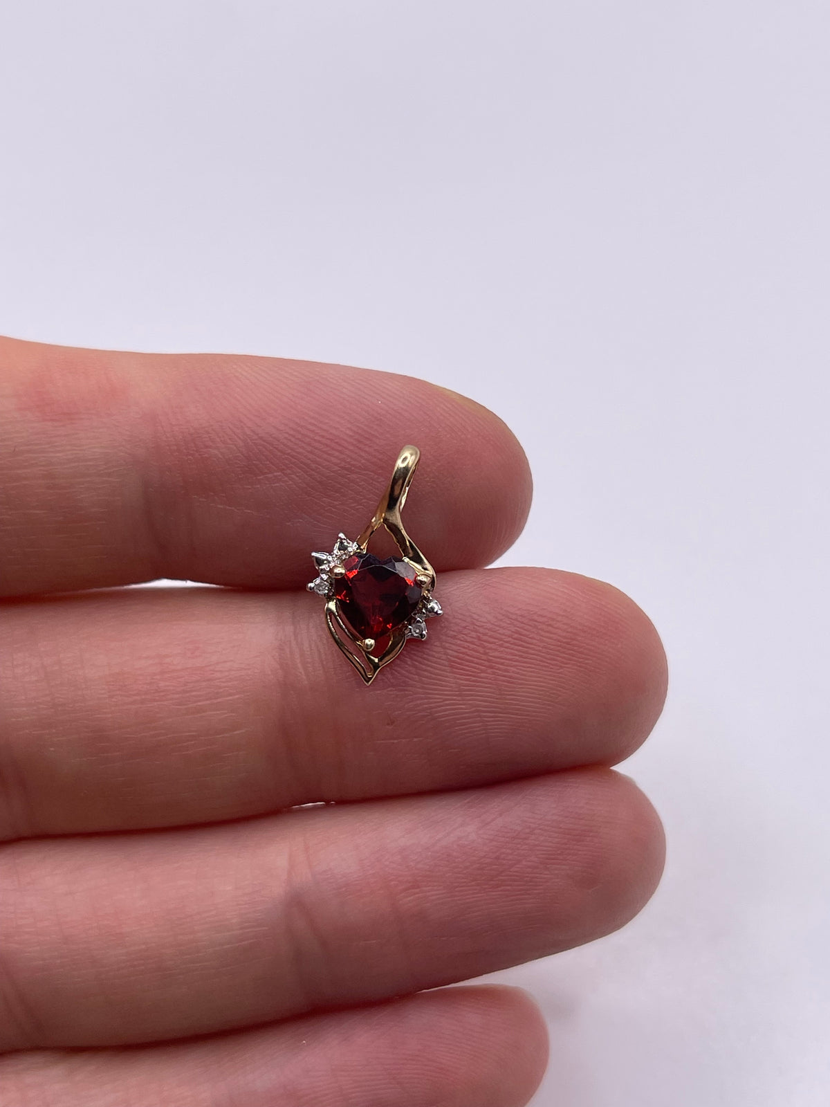 9ct gold garnet and diamond pendant