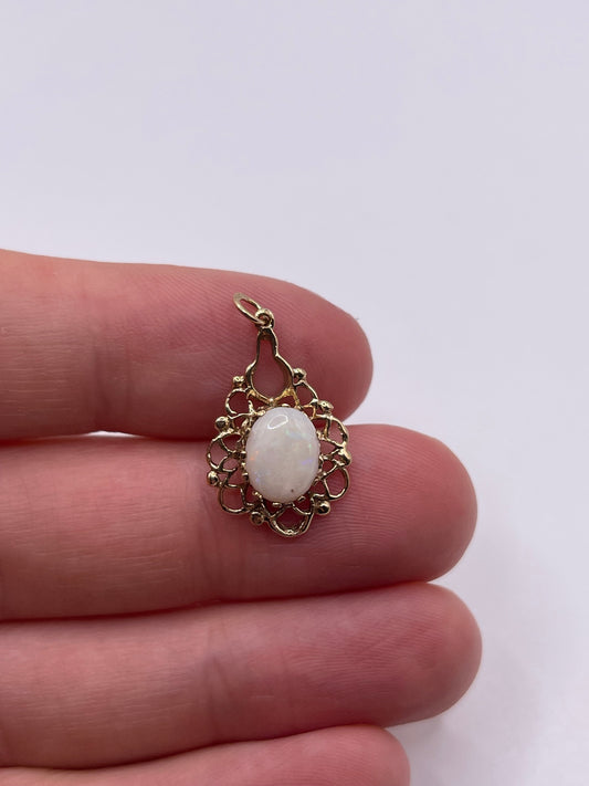 9ct gold opal pendant