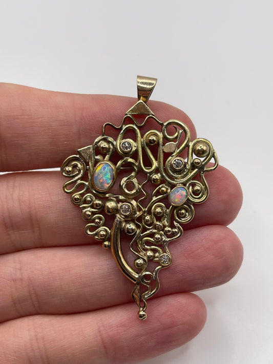 9ct gold opal and diamond brooch / pendant