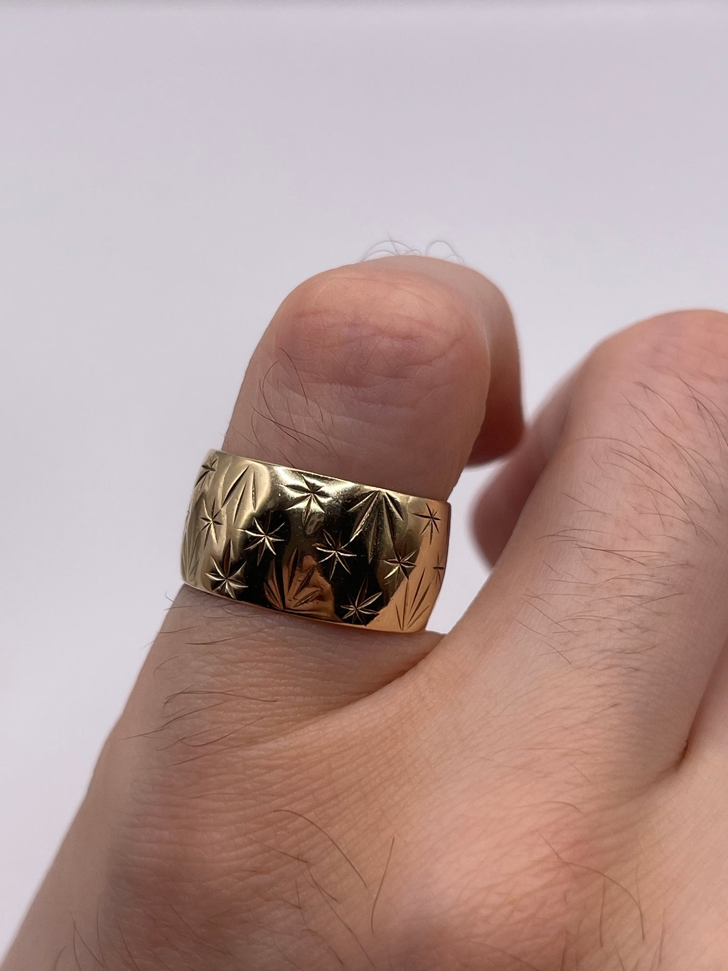 9ct gold patterned band