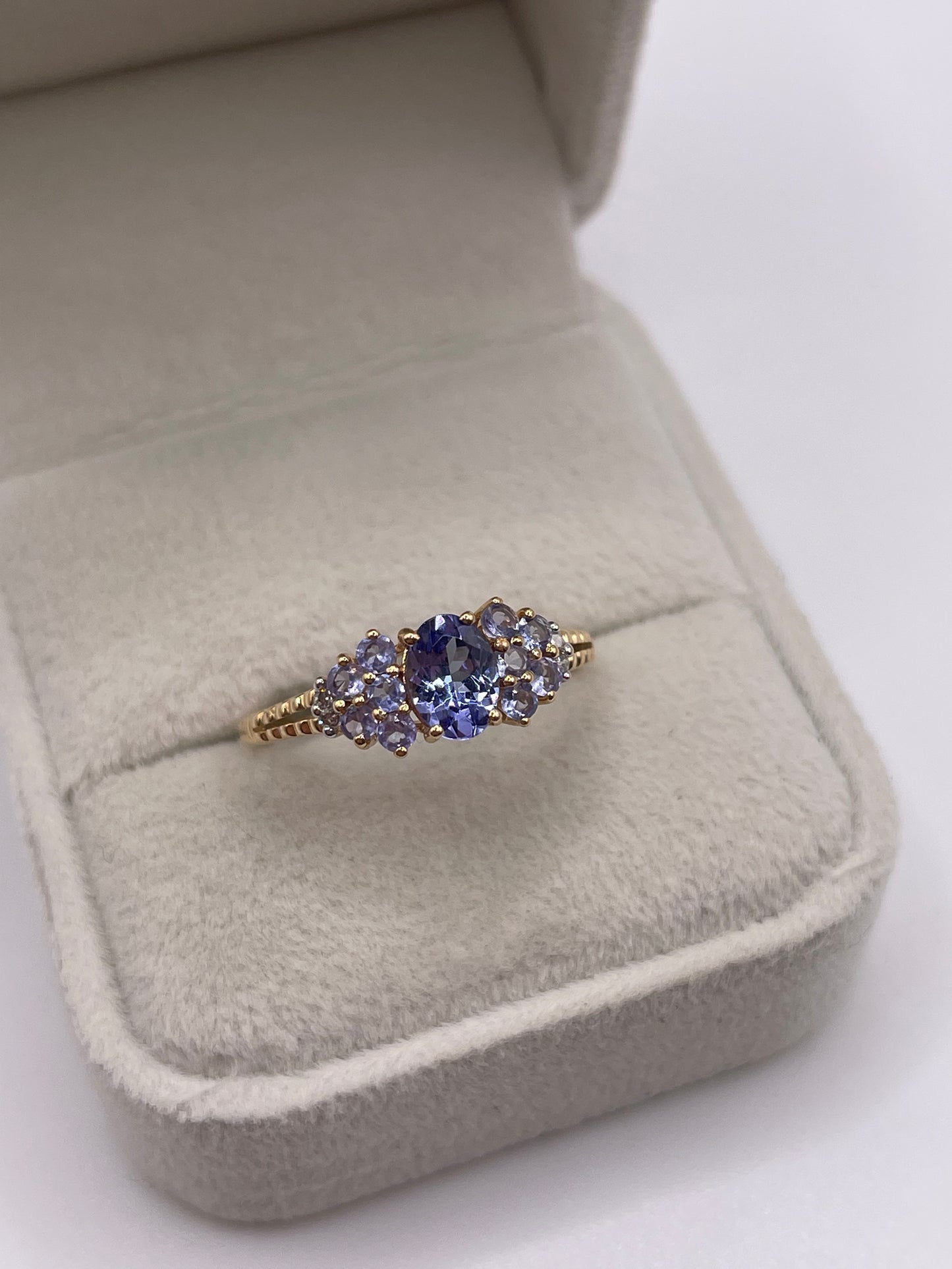 14ct gold tanzanite and diamond ring
