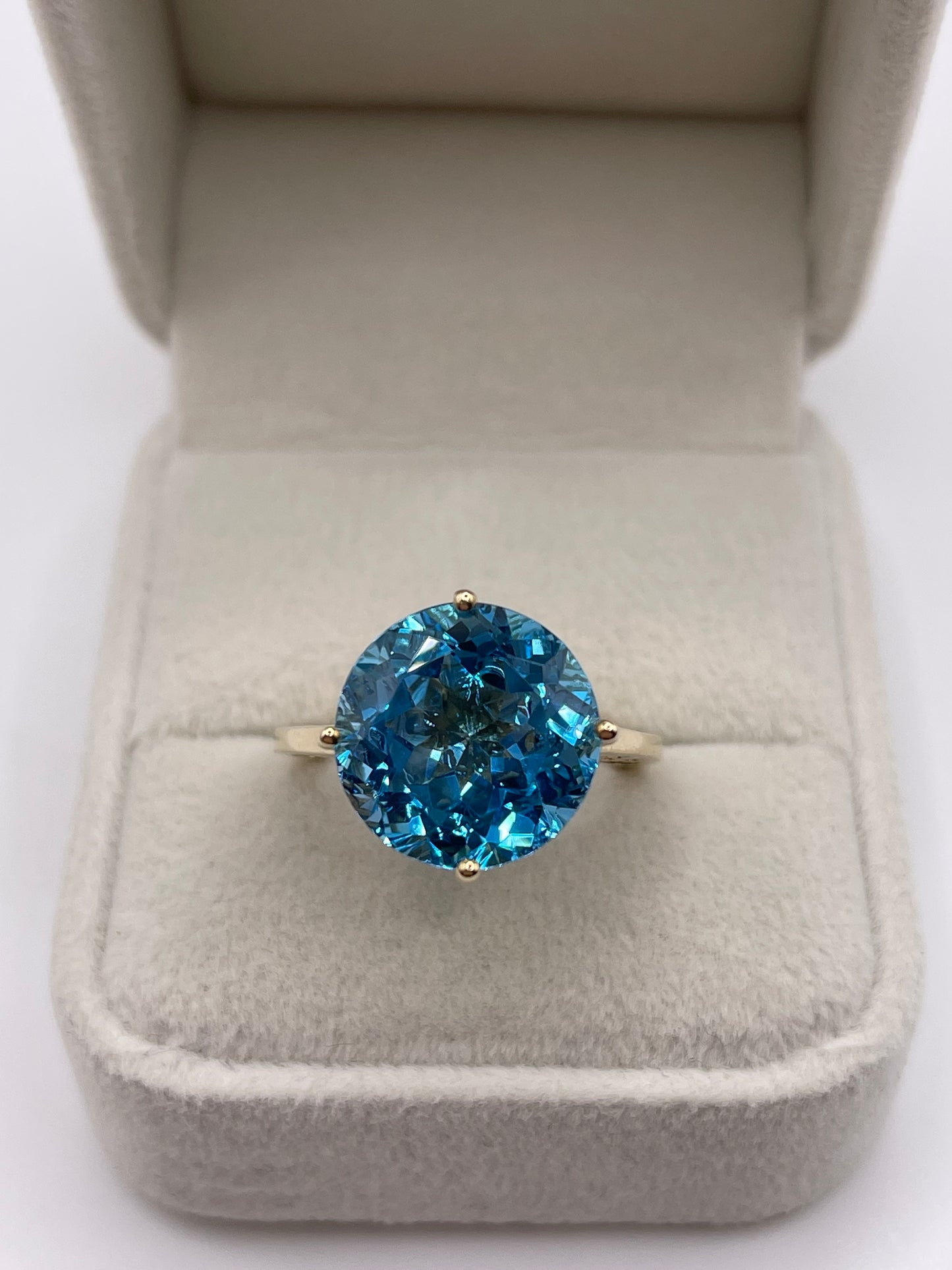 Heavy 9ct gold blue topaz ring