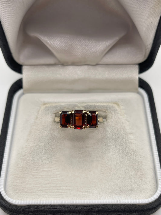 9ct gold garnet ring